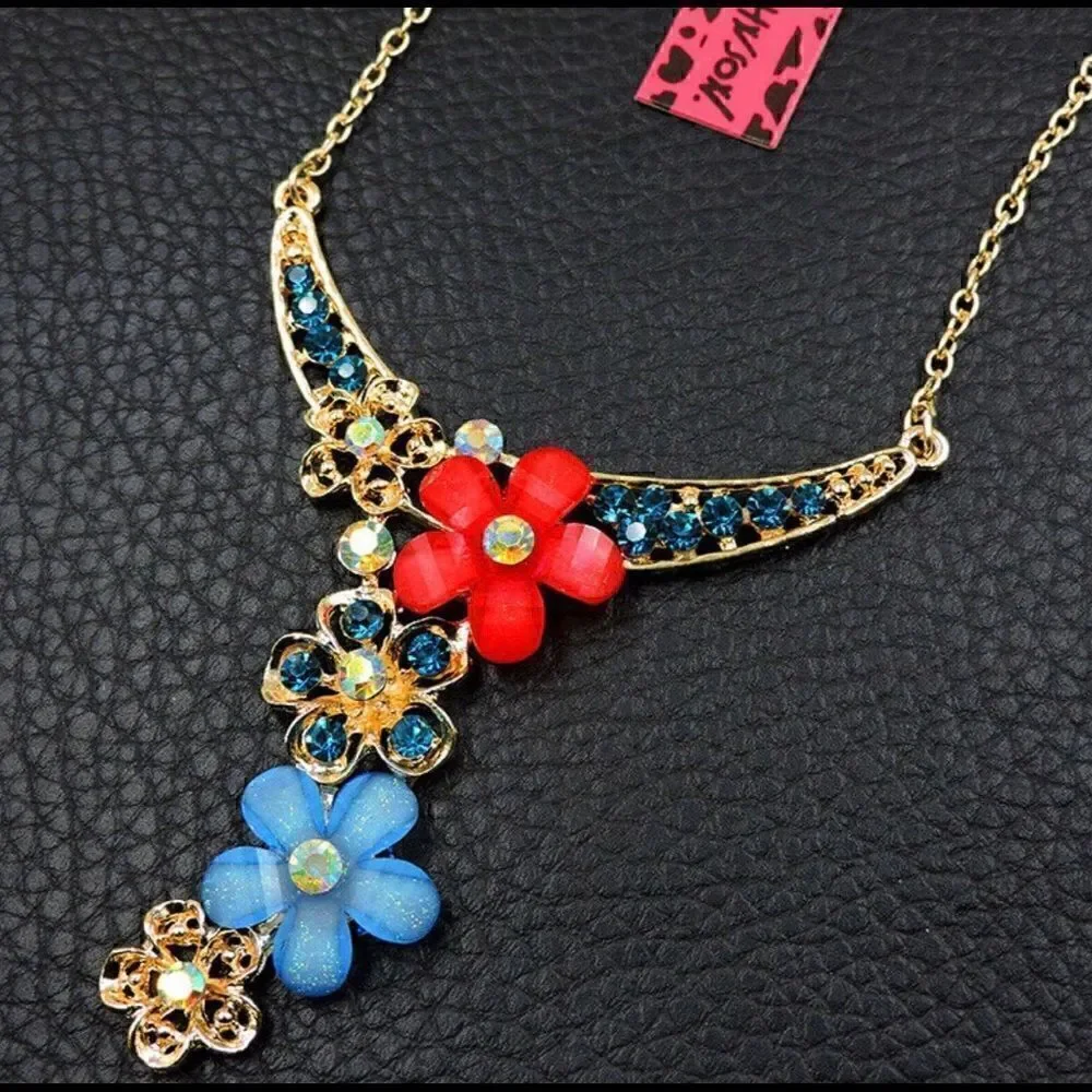 ✨✨ Betsey Johnson rare  crystal & flower statement necklace ✨✨